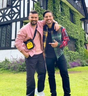 Vadhir Derbez Instagram - 🇲🇽Que Gran día tuvimos ayer haciendo el video de la siguiente cancion! Le mando muchisimo cariño a mi gente de Peru!!! 🇵🇪🇵🇪Que cool trabajar contigo bro @eziooliva . Y como siempre los @broducers rifadisimos 😎 Se viene bueno 💪🏻💪🏻🔥🔥
.
🇺🇲We had such an amazing day yesterday shooting the next Music Video! Lots of love to all the people in Peru!🇵🇪🇵🇪 Amazing working with you bro @eziooliva ! And the @broducers incredible as always 🔥🔥