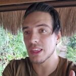Vadhir Derbez Instagram - Bajita la mano vayan a escuchar “Morrito”, 4 palabras: Disponible en todos lados #esonoesnada