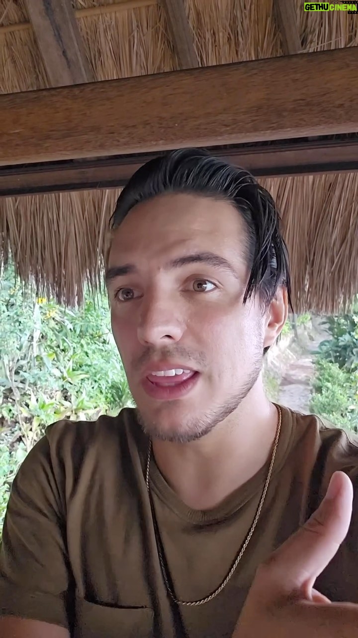 Vadhir Derbez Instagram - Bajita la mano vayan a escuchar “Morrito”, 4 palabras: Disponible en todos lados #esonoesnada
