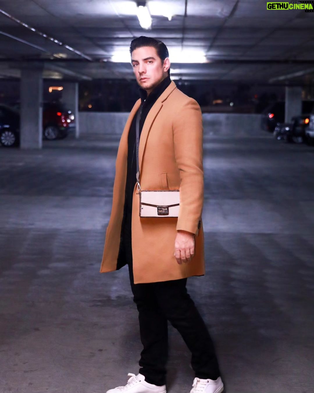 Vadhir Derbez Instagram - Starting Christmas like... 😏 Los accesorios mas cool para esta Navidad 🎄🎁@fendi #FendiGifts #FendiBaguette