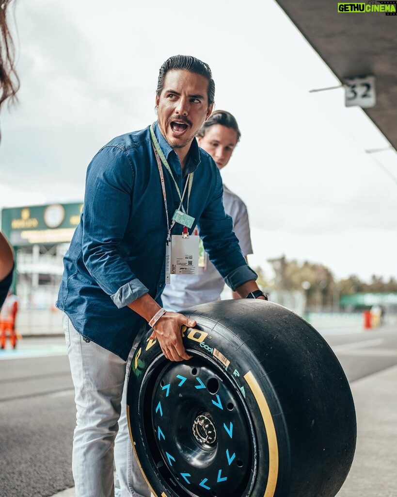 Vadhir Derbez Instagram - Great having @michaelronda and @vadhird join us in the garage today 🙌 Encantados de tener a @michaelronda y @vadhird de visita en el garaje esta tarde 🙌 #WeAreWilliams #F1 #Formula1 #MexicoGP