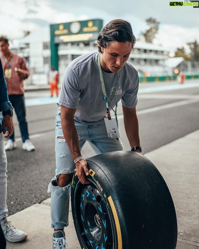 Vadhir Derbez Instagram - Great having @michaelronda and @vadhird join us in the garage today 🙌 Encantados de tener a @michaelronda y @vadhird de visita en el garaje esta tarde 🙌 #WeAreWilliams #F1 #Formula1 #MexicoGP
