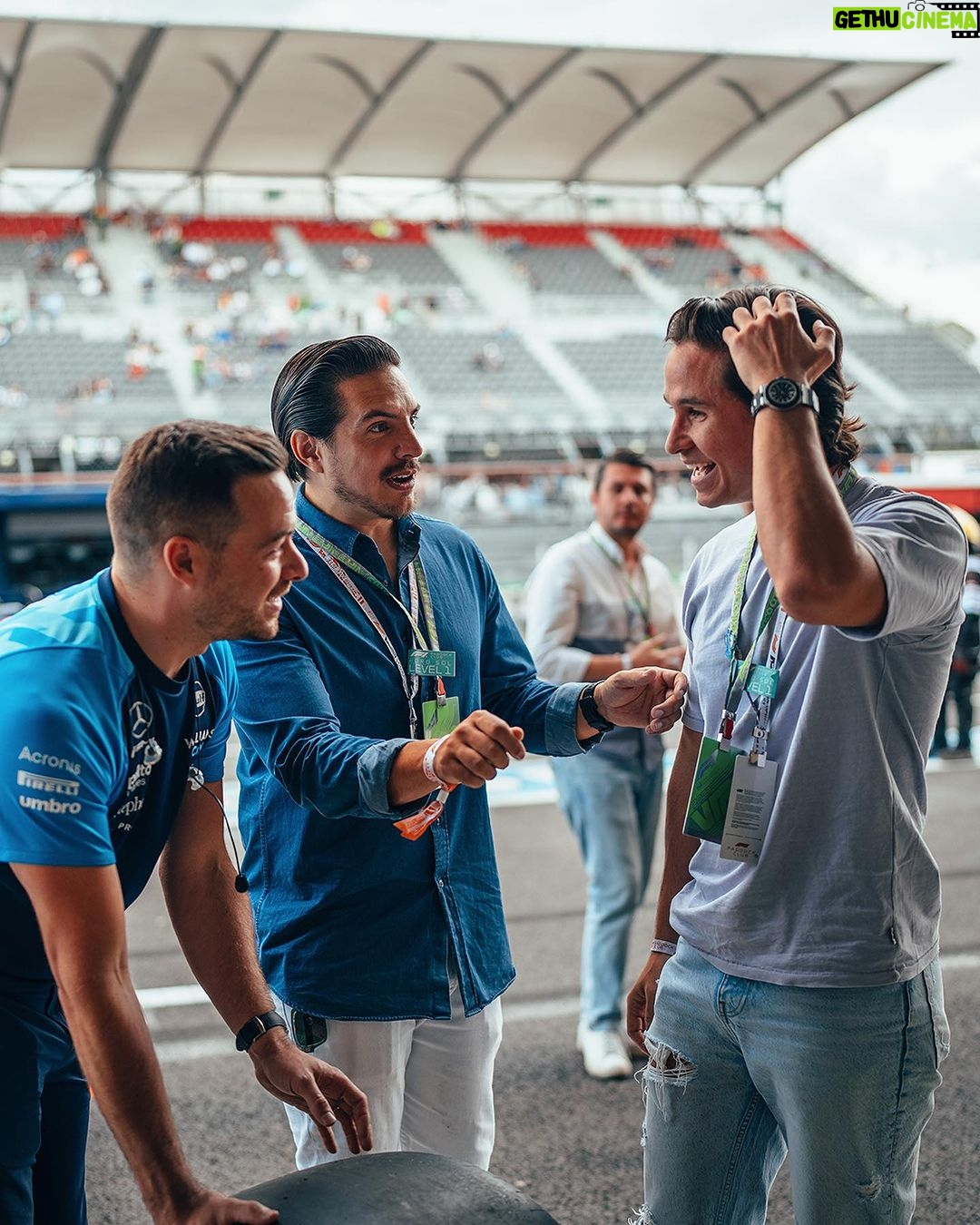 Vadhir Derbez Instagram - Great having @michaelronda and @vadhird join us in the garage today 🙌 Encantados de tener a @michaelronda y @vadhird de visita en el garaje esta tarde 🙌 #WeAreWilliams #F1 #Formula1 #MexicoGP