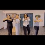 Vaishnavi Arulmozhi Instagram - Blooper alert🚨 Sharing some of our atrocities! wait till the end, don’t miss the fun!!! 😉 P.C: @rdc.rahman Note: na potrukra kannadi Sir odathu than. Thanks for the coolers dude! Pakki payan, thirumba vangitan🤕 #halamathihabibo #beastmode #instagood #reels #goodvibes