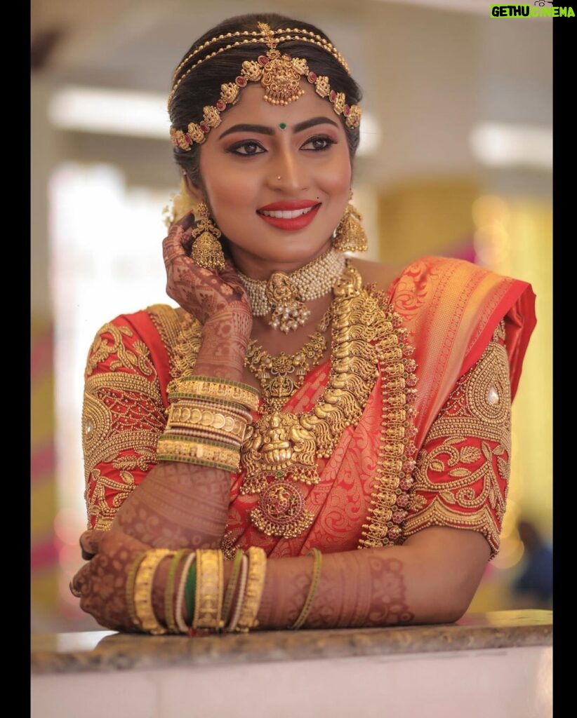 Vaishnavi Arulmozhi Instagram - Believe in yourself to make miracles ☺️✨ Makeup: Darlin @sty1e_guru ❤️ @24kluxurysalon Hairdo: @muthuartisty Saree: @srisaicollections9 Blouse: @designed_by_sindhu Jewellery: @new_ideas_fashions Mehandi: @mathi_henna_art Clicked by: @storiesbysidhu #vaishnavi #vaishnaviarulmozhi #vaanathikalyanam #zeetamil