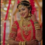 Vaishnavi Arulmozhi Instagram – Believe in yourself to make miracles ☺️✨

Makeup: Darlin @sty1e_guru ❤️ @24kluxurysalon 
Hairdo: @muthuartisty 
Saree: @srisaicollections9 
Blouse: @designed_by_sindhu 
Jewellery: @new_ideas_fashions 
Mehandi: @mathi_henna_art 
Clicked by: @storiesbysidhu 

 
#vaishnavi #vaishnaviarulmozhi 
#vaanathikalyanam #zeetamil