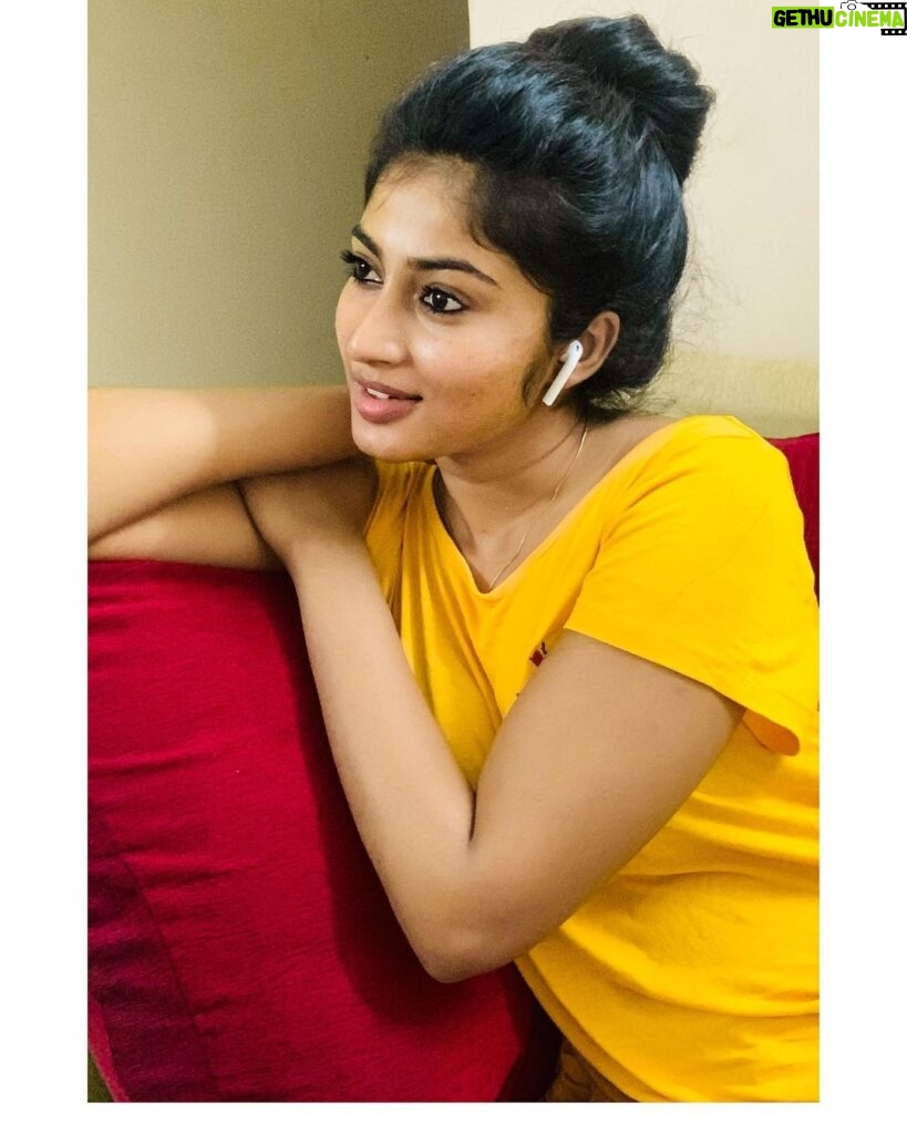 Vaishnavi Arulmozhi Instagram - Just a casual pic with smart_gadgets007.. Looking for an amazing set of airpods, all you have to do is to follow @smart_gadgets007 the quality of the product is amazing and super affordable guys... What are you waiting for quickly go and get yours, it's definitely worth the money😍😍.. ♦Delivery in 6 days ♦Tracking id will be given ♦Prepaid and COD available..