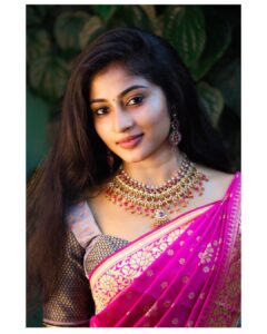 Vaishnavi Arulmozhi Instagram - ஊமை விழிகளால் .... பாவாடை தாவணி : @pastel.vogue_ தையல் : @saya_designstudio . . #vaishnavi #vaishnaviarulmozhi