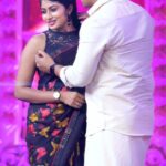 Vaishnavi Arulmozhi Instagram - How cute la...❤️❤️😍 Watch your favourite movies and shows anywhere anytime only on ZEE5 absolutely 🤩🔥 #ZEE5Tamil #zeekudumbaviruthugal2023 #Vaishnavi #Vijay #ZEE5 #watchforfree
