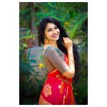 Vaishnavi Arulmozhi Instagram - We might have multiple choice of outfits , yet we’ll end up with this love for our traditional costume .lemme know how many of you agree with me☺️❤️ Beautiful lehengas : @pastel.vogue_ Blouse stitched by : @saya_designstudio Jewellery : Amma’s collection Thanku @pastel.vogue_ for this beautiful silk lehengas