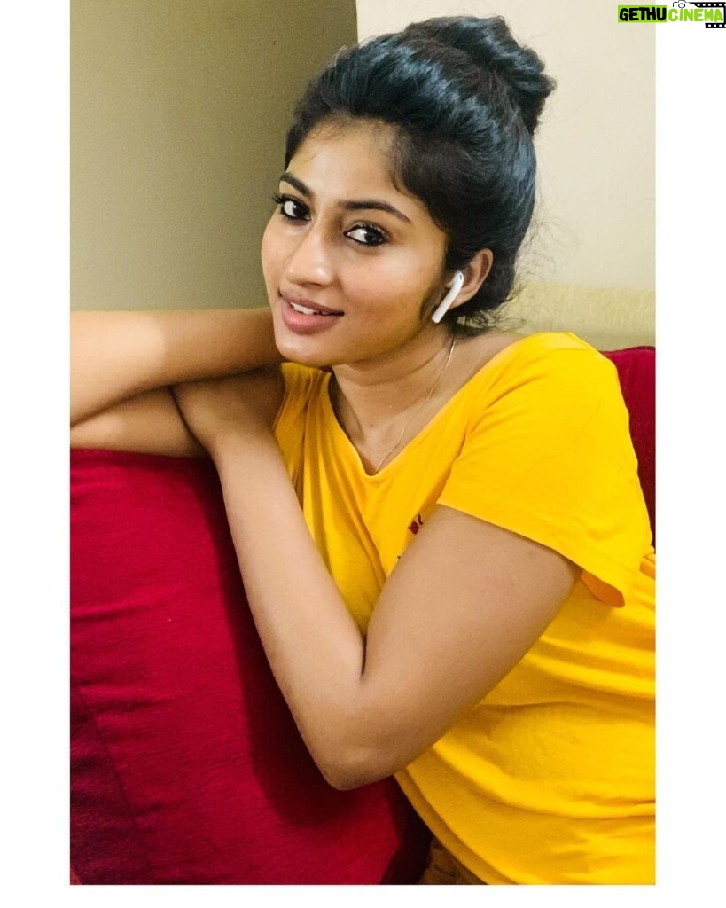 Vaishnavi Arulmozhi Instagram - Just a casual pic with smart_gadgets007.. Looking for an amazing set of airpods, all you have to do is to follow @smart_gadgets007 the quality of the product is amazing and super affordable guys... What are you waiting for quickly go and get yours, it's definitely worth the money😍😍.. ♦Delivery in 6 days ♦Tracking id will be given ♦Prepaid and COD available..