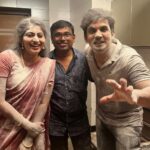 Vaishnavi Arulmozhi Instagram - Pictures says it all! Thank you sooooooo much Makkale❤️ for all this love you have showered upon us! 500 episodes is jus not so simple for a serial launched at noon slot and changed to a pre prime slot! We as team Peranbu have faced many struggles yet managed to come so far! Thank you @ramanagirivasan Sir for giving me this beautiful opportunity to be a part of PERANBU❤️ Thank you Director Priyan Sir for being the pillar of our project.Am sure we’ll grab all the favourite’s awards in the upcoming year too! Thank you s_e_l_v_a_saravanan Sir and @arivunidhi.m Sir for this beautiful Story and for tolerating us 🤪 Thank you @sakthijagan Sir for creating this beautiful characters. Me being Vanathi and Shanmathi Thank you @martinjoe_dop Sir, our DOP! For showing me lovesome Coming to my family ! Thanku Fam @shamithageddada Akka ❤️ @vijay7__ Hero❤️ @laxarthy_official Amma ❤️ @shivakumar Appa❤️ @sreenidhi_ papa ❤️ @cn_ravishankar Daddy❤️ And all my Peranbu team 1000 we are coming 🏃🏻‍♀️! #peranbu #celebration #vaishnavi #vaishnaviarulmozhi