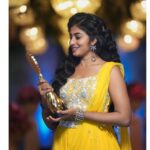 Vaishnavi Arulmozhi Instagram - What else I would ask for! Thanks to my family out there who voted and made me the FAVOURITE HEROINE ❤️ AND FAVOURITE MARUMAGAL of 2022 😍. Thank you @zeetamizh for giving me this beautiful opportunity. Special thanks to @ramanagirivasan Sir for giving me this Vanathi . Thanku 2023 for the super duper kick start! Costume: @kiarainchennai Pics: @teamcreators #zeekudumbaviruthugal2022 #vaishnavi #vaishnaviarulmozhi