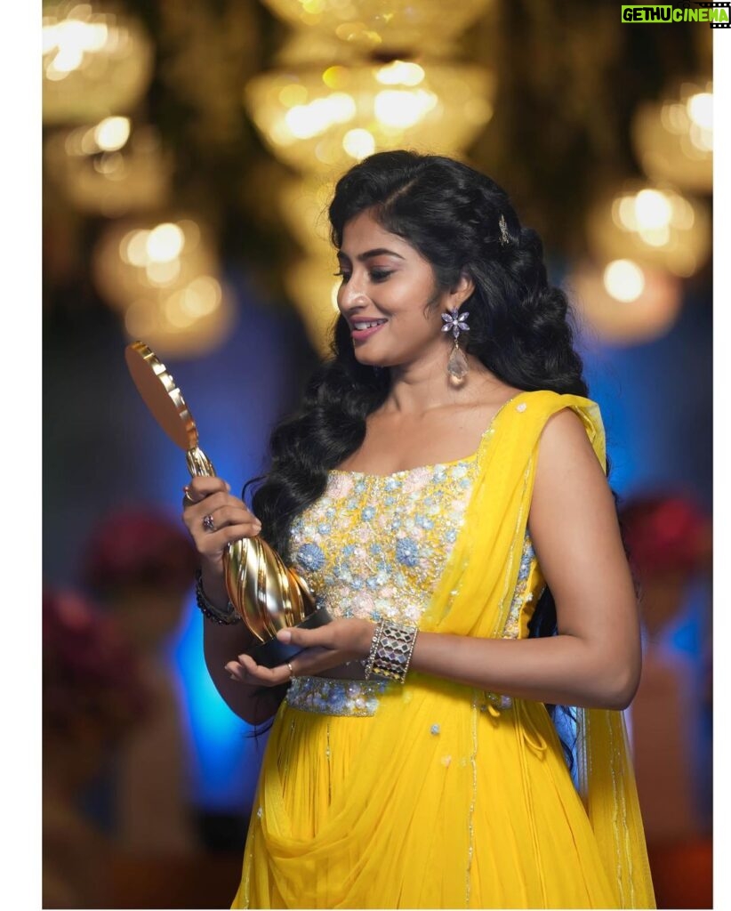 Vaishnavi Arulmozhi Instagram - What else I would ask for! Thanks to my family out there who voted and made me the FAVOURITE HEROINE ❤️ AND FAVOURITE MARUMAGAL of 2022 😍. Thank you @zeetamizh for giving me this beautiful opportunity. Special thanks to @ramanagirivasan Sir for giving me this Vanathi . Thanku 2023 for the super duper kick start! Costume: @kiarainchennai Pics: @teamcreators #zeekudumbaviruthugal2022 #vaishnavi #vaishnaviarulmozhi