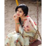 Vaishnavi Arulmozhi Instagram - Take life day by day! Yesterday is gone, tomorrow hasn’t arrived yet!! Be grateful for every little things in life!!! Saree: @srisaicollections9 Jewellery: @methurna_collections Blouse: @vastram_theethniccouture #vaishnavi #vaishnaviarulmozhi