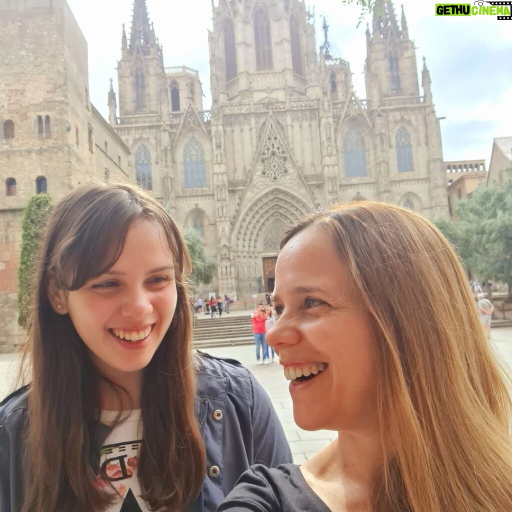 Valeria Britos Instagram - #tbt con mi hija . . . . #barcelona #casadegaudí #sagradafamiliabarcelona #madreehija #travel #risas #lanena