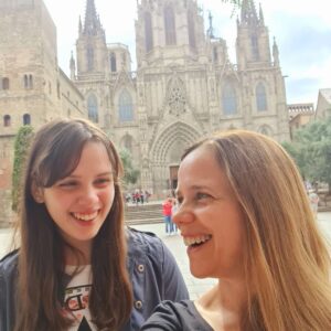 Valeria Britos Instagram - #tbt con mi hija 
.
.
.
.
#barcelona #casadegaudí #sagradafamiliabarcelona #madreehija #travel #risas #lanena