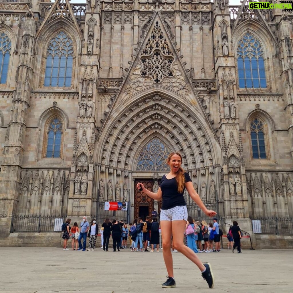 Valeria Britos Instagram - #tbt con mi hija . . . . #barcelona #casadegaudí #sagradafamiliabarcelona #madreehija #travel #risas #lanena