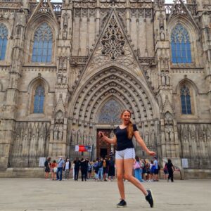 Valeria Britos Instagram - #tbt con mi hija 
.
.
.
.
#barcelona #casadegaudí #sagradafamiliabarcelona #madreehija #travel #risas #lanena