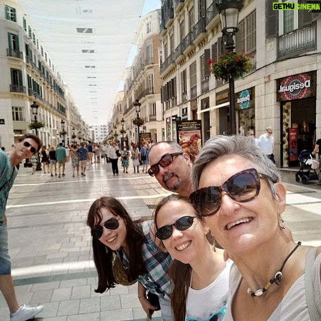 Valeria Britos Instagram - Con ella...con ellos...con el Una tarde en Malaga 😀❤️ . . . #hija #amistad #amor #familia #vomosviendo #malaga Málaga, España