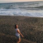 Valeria Britos Instagram - Crisis es oportunidad ...y acá estoy en Almería. Vivir en una ciudad costera no lo hubiera imaginado y la verdad es que me encanta escuchar todos los días el sonido del mar y estar en contacto con la naturaleza . . Este domingo voy a charlar con @pablomontagna en #PasaMontagna junto a @belucanonico y @candemazzone @rivadavia630 14 a 16 🇦🇷 19 a 20 🇪🇸 12 a 14 🇪🇨 Playa Aguadulce