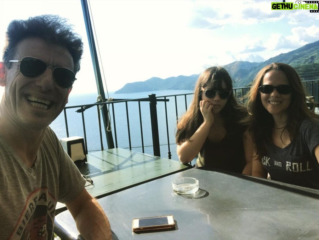 Valeria Britos Instagram - Este jueves de #tbt recuerdo de nuestro primer café post confinamiento en familia. @calu.sancho @liocampoy #Riomaggiore #Italia 🇮🇹 Riomaggiore Cique Terre ,la Spezia,italy