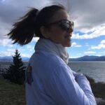 Valeria Britos Instagram - Una vez más disfrutando del sur de gira con uno de nuestros espectáculos . Y la vista inmejorable del Nahuel Huapi . Ph @liocampoy - @valecerlio Nos hospedamos en @lasgaviotasbariloche Las Gaviotas Bariloche