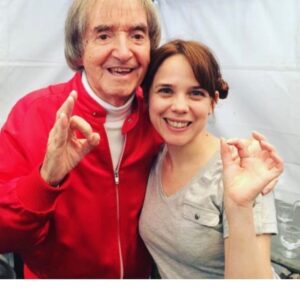 Valeria Britos Instagram - Hace unos años realicé un show de @valehacerlio y después actuaba Carlitos. 
Recuerdo esa tarde fresca en la que hablamos un ratito y se aceró su mujer para alcanzarle un abrigo. 
Su show estaba por comenzar y con Lio no pudimos ocultar la alegría de subir al escenario y disfrutar sus canciones con él. 
Y allí con lágrimas en los ojos canté y me conecté con mi infancia, con las meriendas mirando su programa entre chupetes y mamaderas que iban dejando quienes se “volvían más grandes”.