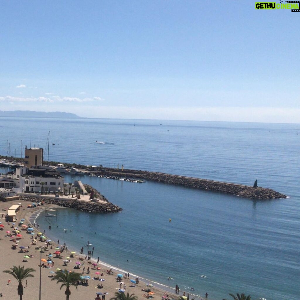 Valeria Britos Instagram - Crisis es oportunidad ...y acá estoy en Almería. Vivir en una ciudad costera no lo hubiera imaginado y la verdad es que me encanta escuchar todos los días el sonido del mar y estar en contacto con la naturaleza . . Este domingo voy a charlar con @pablomontagna en #PasaMontagna junto a @belucanonico y @candemazzone @rivadavia630 14 a 16 🇦🇷 19 a 20 🇪🇸 12 a 14 🇪🇨 Playa Aguadulce