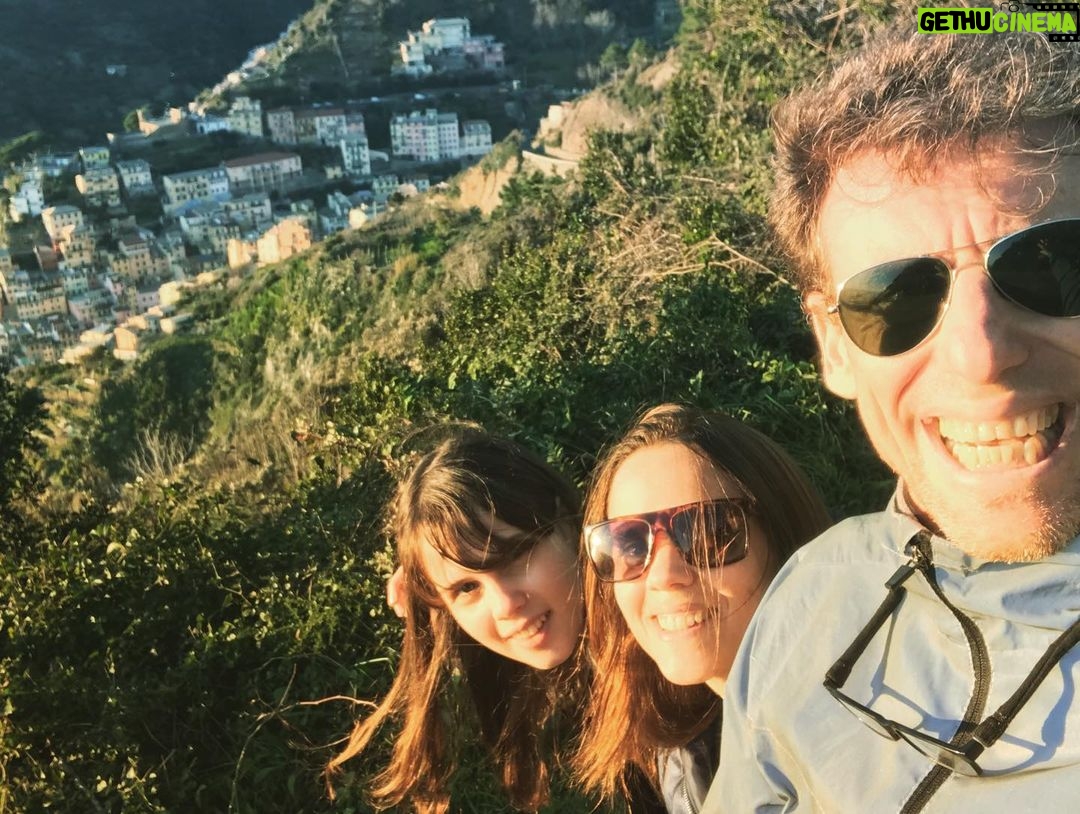 Valeria Britos Instagram - Este jueves de #tbt recuerdo de nuestro primer café post confinamiento en familia. @calu.sancho @liocampoy #Riomaggiore #Italia 🇮🇹 Riomaggiore Cique Terre ,la Spezia,italy
