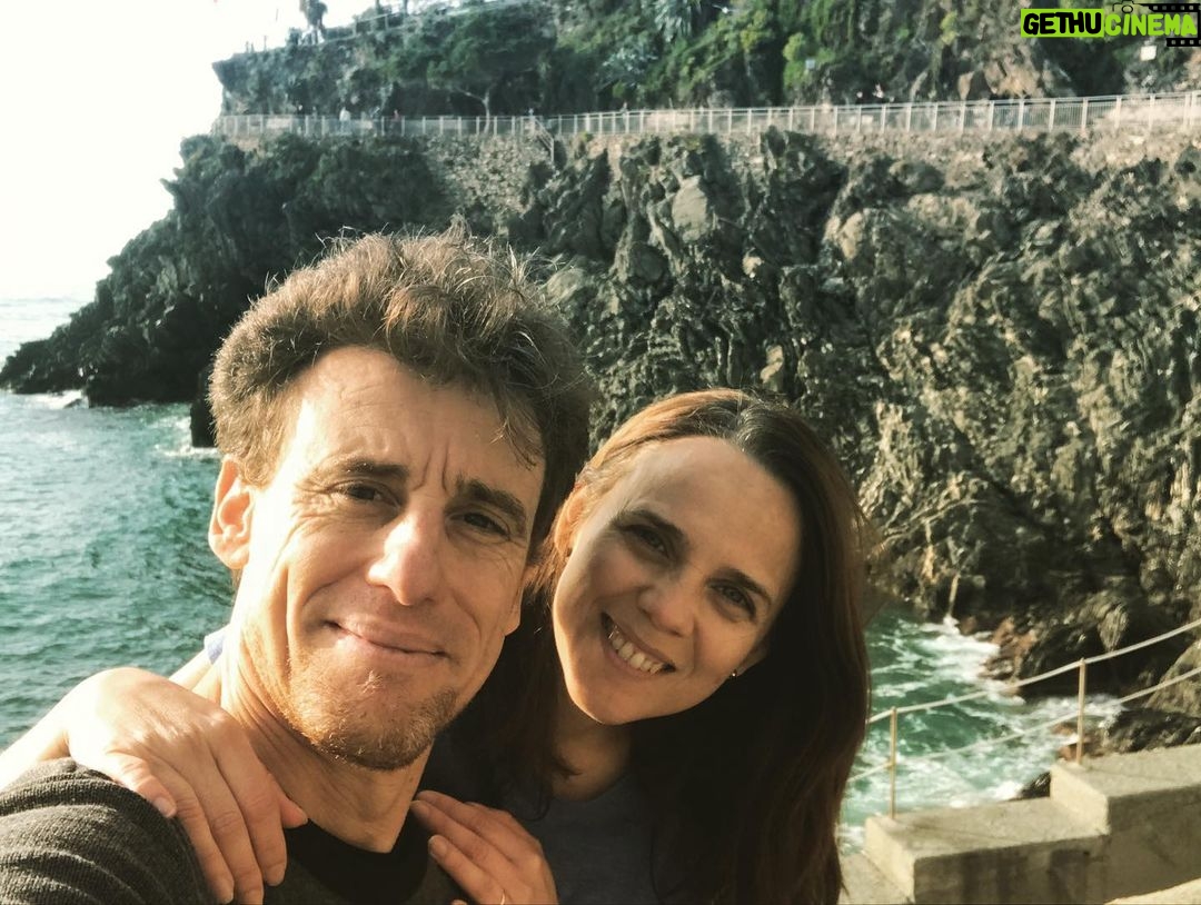 Valeria Britos Instagram - Este jueves de #tbt recuerdo de nuestro primer café post confinamiento en familia. @calu.sancho @liocampoy #Riomaggiore #Italia 🇮🇹 Riomaggiore Cique Terre ,la Spezia,italy