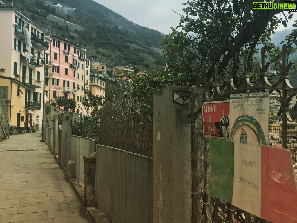 Valeria Britos Instagram - Este jueves de #tbt recuerdo de nuestro primer café post confinamiento en familia. @calu.sancho @liocampoy #Riomaggiore #Italia 🇮🇹 Riomaggiore Cique Terre ,la Spezia,italy