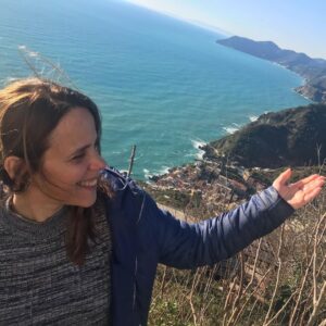 Valeria Britos Instagram - Un año más...un cumpleaños diferente.
Gracias a todos los que me mandan sus abrazos a la distancia ❤️
Es tiempo de estar en casa, de valorar lo que tenemos, de aprender algo nuevo, de utilizar la tecnología para acercarnos a nuestros afectos, de hacernos muchas preguntas para conocernos más, de aceptar esta nueva realidad sabiendo que “esto también pasará “
Disfrutemos hoy. 
Los quierooooo🤗
.
.
.
.
#valebritos #cumpleaños #cuarentena