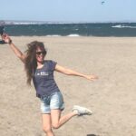 Valeria Britos Instagram - Caminando sin atajos, disfrutando el recorrido, valorando el momento presente. Creyendo en nuestros sueños y trabajando para hacerlos realidad. Confiando en nuestras capacidades. Les deseo con todo mi corazón paz y salud. Disfrutemos cada paso que...sin prisa pero sin pausa...todo llega.🥰 . . Gracias @fedemontero por inspirar con tu música. "Caminando a paso constante vas a llegar...a paso constante". 🚶‍♂️🚶‍♀️👨‍🦯👩‍🦯👩‍🦽🧑‍🦽 . #2021 #añonuevo #vamosviendo #metas #deseos