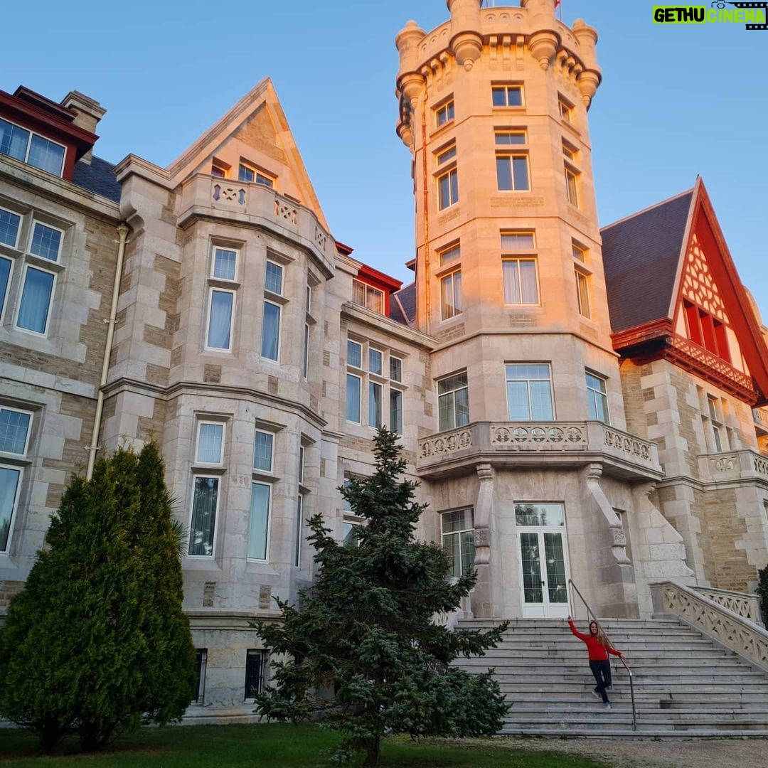 Valeria Britos Instagram - Un puntito rojo en el Palacio de la Magdalena #santander. Un paseo con mi compañera de caminatas @calu.sancho. Al regreso un sorpresa (foto final)❤ . . . . #vamosviendo #santander #playadelcamello #santander #españa🇪🇸 Palacio de La Magdalena