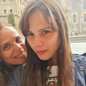 Valeria Britos Instagram - #tbt con mi hija 
.
.
.
.
#barcelona #casadegaudí #sagradafamiliabarcelona #madreehija #travel #risas #lanena