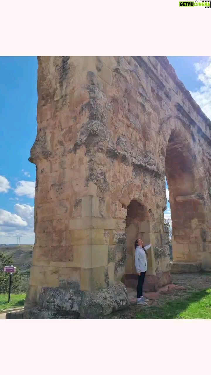 Valeria Britos Instagram - En la inmensidad del Arco Romano, único en España con tres arcadas. Medinaceli conocida como Ciudad del Cielo se encuentra en la provincia de Soria y es un pueblo con encanto. Calles empedradas, rincones que te transportan al pasado y paisajes que invitan a relajarse y conectatse con el presente. . . . . #medinaceli #soria #castillayleon #pueblosdeespaña #vomosviendo #pueblosconencanto #viajar #spain #travel