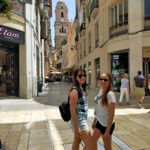 Valeria Britos Instagram - Con ella...con ellos...con el 
Una tarde en Malaga 😀❤️
.
.
.
#hija #amistad #amor #familia #vomosviendo
#malaga