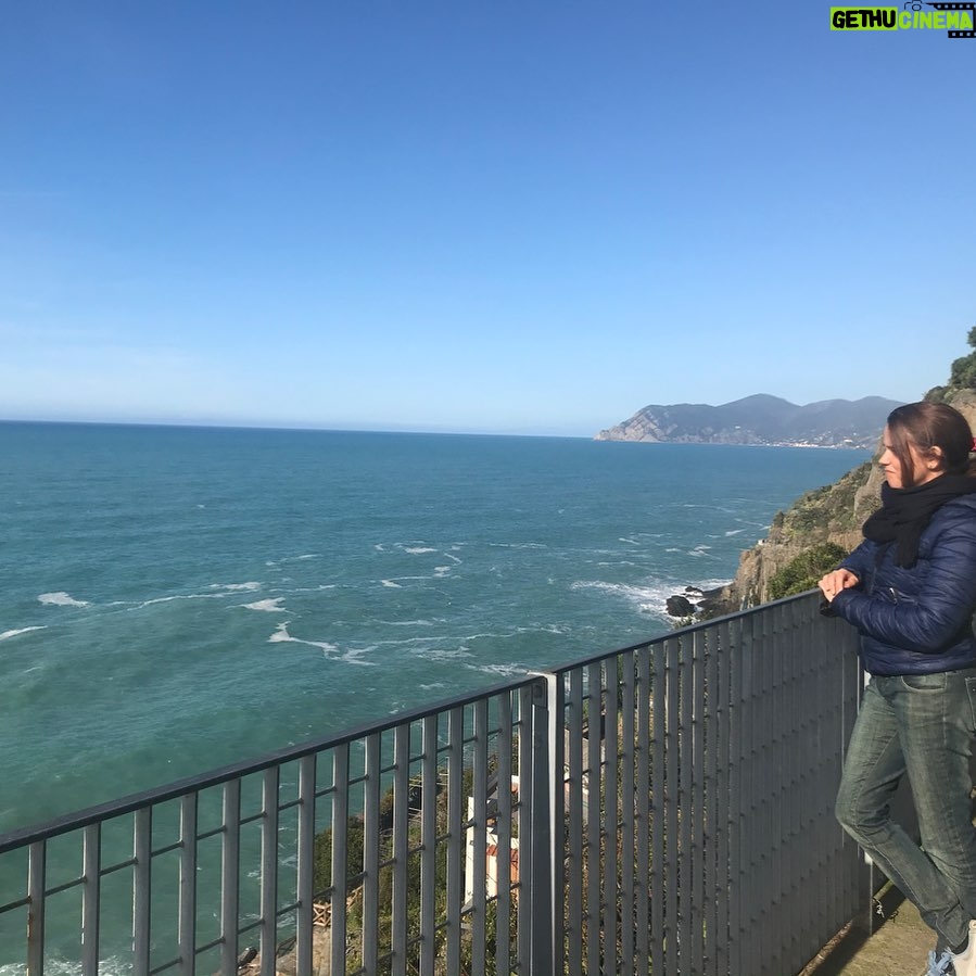 Valeria Britos Instagram - En este mágico lugar...sin barbijos en la antigua normalidad 🙃 Jueves de #tbt Que recuerdo se te vino a la mente? . . . . #italia #vamosviendo #valeporahi Riomaggiore Cique Terre ,la Spezia,italy