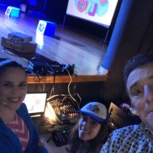 Valeria Britos Instagram - Trabajar en familia es lo más lindo. ❤️ 
Hoy estrenamos un nuevo espectáculo de @valehacerlio. Tenemos muchos kilómetros por recorrer en estas fiestas y tantos lugares por conocer en esta nueva gira por España.
Me siento feliz.
.
.
.
#familia #felices fiestas #valehacerlio #españa