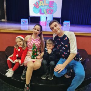 Valeria Britos Instagram - Trabajar en familia es lo más lindo. ❤️ 
Hoy estrenamos un nuevo espectáculo de @valehacerlio. Tenemos muchos kilómetros por recorrer en estas fiestas y tantos lugares por conocer en esta nueva gira por España.
Me siento feliz.
.
.
.
#familia #felices fiestas #valehacerlio #españa