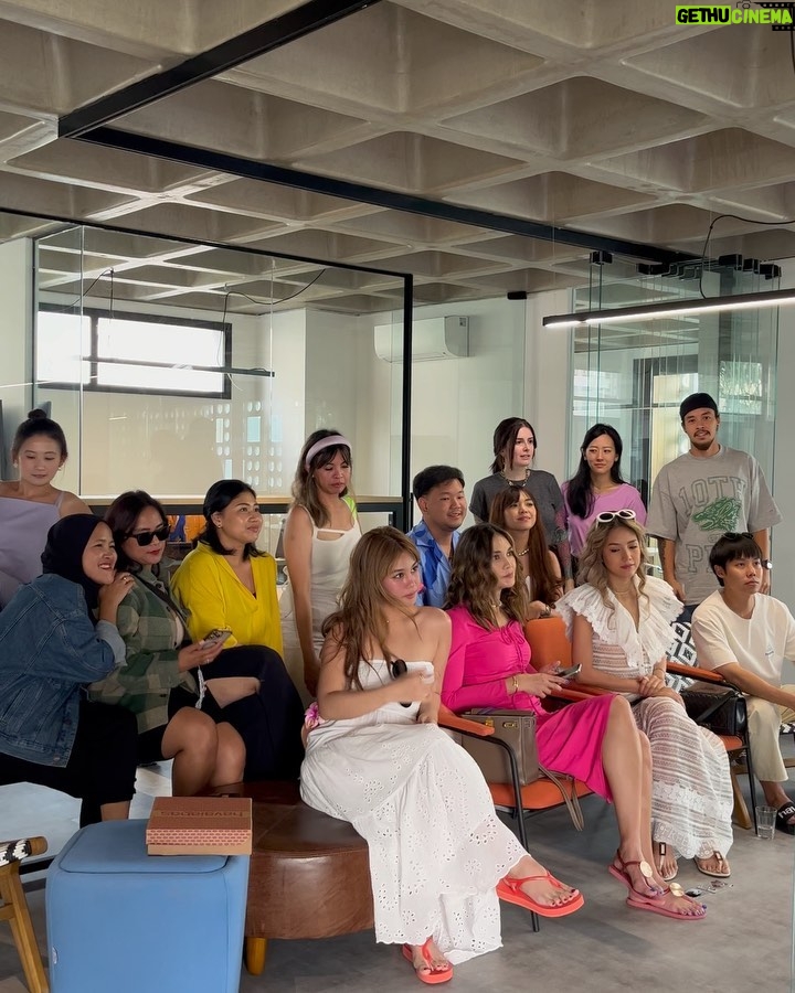 Vanesha Prescilla Instagram - full team visited havaianas office & the flagship store, sao paolo🇧🇷🌸 met the innovation team aaand got the chance to take a deeper look into the creative process behind the new shapes at havaianas. it's fun to learn something new you knoooww #HavaianasinBrazil2023 #HavainasIndonesia #MadeinBrazil #DesignForAFreeLife São Paulo, Brazil