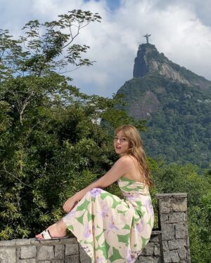 Vanesha Prescilla Instagram - having good timess here in rio de janeirooo! so glad to see one of seven wonders of the world, christ the reedemer🇧🇷🇧🇷🇧🇷 

#HavaianasinBrazil2023
#HavainasIndonesia
#MadeinBrazil
#DesignForAFreeLife