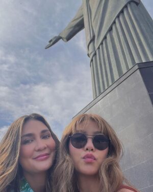 Vanesha Prescilla Instagram - having good timess here in rio de janeirooo! so glad to see one of seven wonders of the world, christ the reedemer🇧🇷🇧🇷🇧🇷 

#HavaianasinBrazil2023
#HavainasIndonesia
#MadeinBrazil
#DesignForAFreeLife