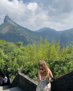 Vanesha Prescilla Instagram - having good timess here in rio de janeirooo! so glad to see one of seven wonders of the world, christ the reedemer🇧🇷🇧🇷🇧🇷 

#HavaianasinBrazil2023
#HavainasIndonesia
#MadeinBrazil
#DesignForAFreeLife