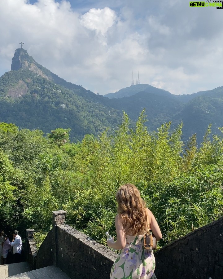 Vanesha Prescilla Instagram - having good timess here in rio de janeirooo! so glad to see one of seven wonders of the world, christ the reedemer🇧🇷🇧🇷🇧🇷 #HavaianasinBrazil2023 #HavainasIndonesia #MadeinBrazil #DesignForAFreeLife Rio de Janeiro, Rio de Janeiro