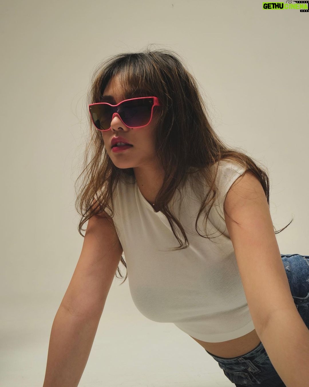 Vanesha Prescilla Instagram - it's almost weeeekend! fresh kicks #LVArchlight 2.0