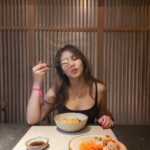 Vanesha Prescilla Instagram - makan sushiiiiii bikin happy 🍣💖 kalo bahagia versi kamu apaa???  post foto di instagram yang menurut kamu paling bikin bahagia, jangan lupa pake hashtag #OPPOChooseJoy & #InspirationAhead ✨ dapetin kesempatan menang #OPPOReno8Series dan hadiah menarik lainnya dari OPPO yaa