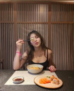 Vanesha Prescilla Instagram - makan sushiiiiii bikin happy 🍣💖 kalo bahagia versi kamu apaa???  post foto di instagram yang menurut kamu paling bikin bahagia, jangan lupa pake hashtag #OPPOChooseJoy & #InspirationAhead ✨ dapetin kesempatan menang #OPPOReno8Series dan hadiah menarik lainnya dari OPPO yaa