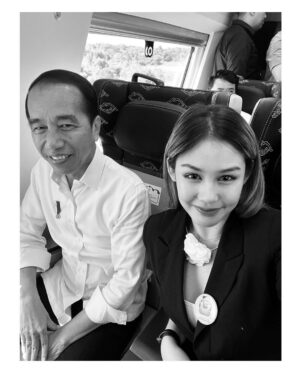 Vanesha Prescilla Instagram - akhirnya mampir lagi ke bandung!! tapi yang kali ini spesial karna diajak sama pak Presiden Jokowi sambil cobain kereta cepat yang sangat menyenangkaann! bersih, nyaman, bagus, dan hemat waktu karna total perjalanan jakarta-bandung kurang lebih cuma 45 menit, gapake macet macetan dan super cepetttt sampe 350km/h.

terimakasih pak Jokowi ❤️🤍